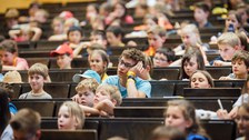 Impressionen von der Kinder-Uni mit Doktorand Dominik Koll