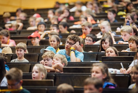 Impressionen von der Kinder-Uni mit Doktorand Dominik Koll