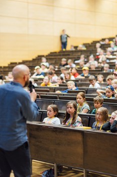 Impressionen von der Kinder-Uni mit Doktorand Dominik Koll