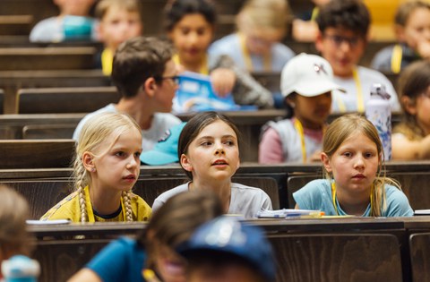 Impressionen von der Kinder-Uni mit Doktorand Dominik Koll