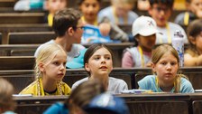Impressionen von der Kinder-Uni mit Doktorand Dominik Koll
