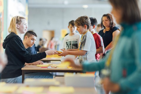 Impressionen von der Kinder-Uni mit Doktorand Dominik Koll