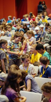 Gruppe von Kindern, einige von ihnen unterhalten sich und lachen
