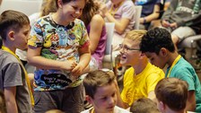 Gruppe von Kindern, einige von ihnen unterhalten sich und lachen
