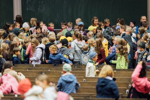Kinder in einem Hörsaal.