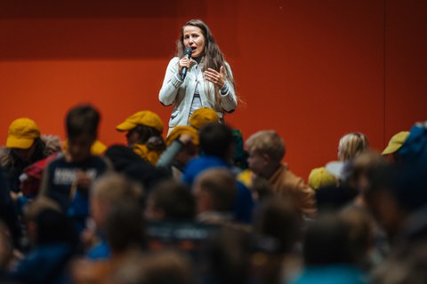 Frau Dr. Iwe referiert vor den Kindern.