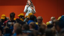 Frau Dr. Iwe referiert vor den Kindern.
