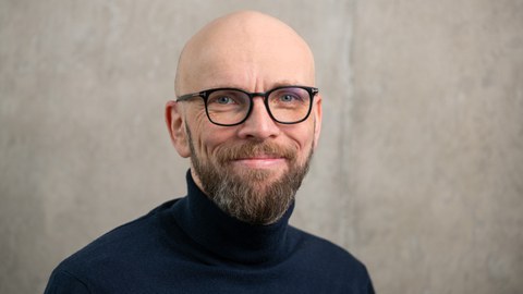 Das Foto zeigt ein Porträt von Frank Schmidt.