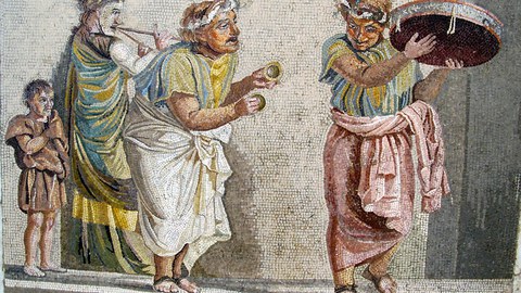 Das Bild zeigt ein Mosaik einer antiken Szene mit vier Personen, die mit antiken Instrumenten musizieren.