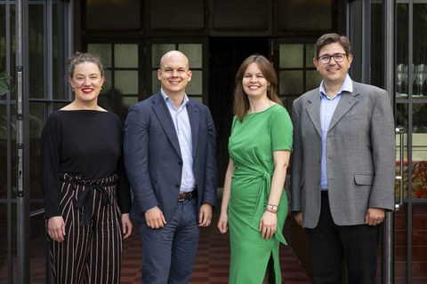 Die 4 gewählten neuen Mitglieder nebeneinander stehend