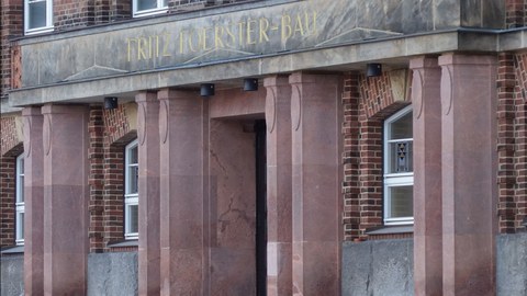 Das Portal des Fritz-Förster-Baus auf dem Campus der TU Dresden