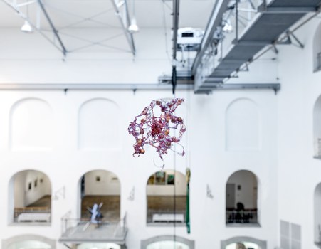 Aljoscha: extraterrestrial origin of life (2022); Installationsansicht der Intervention in der Galerie der Kustodie im Görges-Bau, TU Dresden 