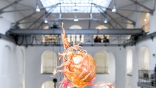 Aljoscha: extraterrestrial origin of life (2022); Installationsansicht der Intervention in der Galerie der Kustodie im Görges-Bau, TU Dresden 