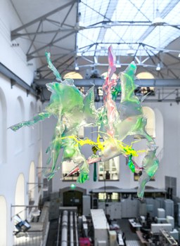 Aljoscha: extraterrestrial origin of life (2022); Installationsansicht der Intervention in der Galerie der Kustodie im Görges-Bau, TU Dresden 