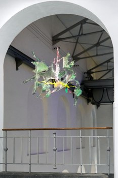Aljoscha: extraterrestrial origin of life (2022); Installationsansicht der Intervention in der Galerie der Kustodie im Görges-Bau, TU Dresden 