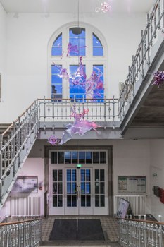 Aljoscha: extraterrestrial origin of life (2022); Installationsansicht der Intervention in der Galerie der Kustodie im Görges-Bau, TU Dresden 