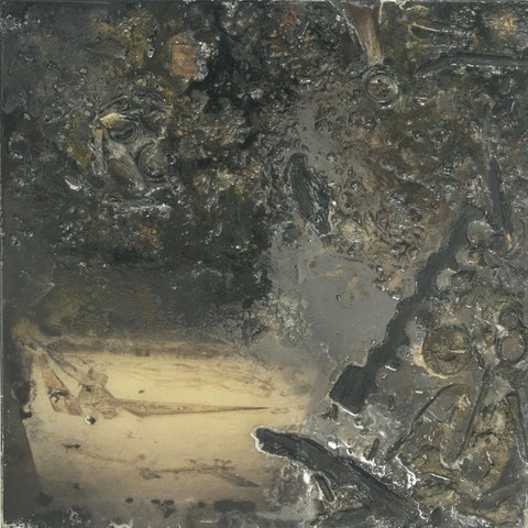 Bildskulptur „Erdscholle Fahrerbunker“ Digitalprint, Fundstücke aus dem Fahrerbunker, Acryl, Kunstharz auf Sandwich, 100 x 100 x 7 cm, Betty Beier 2008 Abnahmeort: Fahrerbunker, Minstergärten Berlin, 1998 Privatbesitz Berlin
