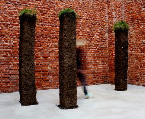 Veronika Pfaffinger: Wiesenstücke (2020); diverse Materialien; ca. 40x40x220 cm