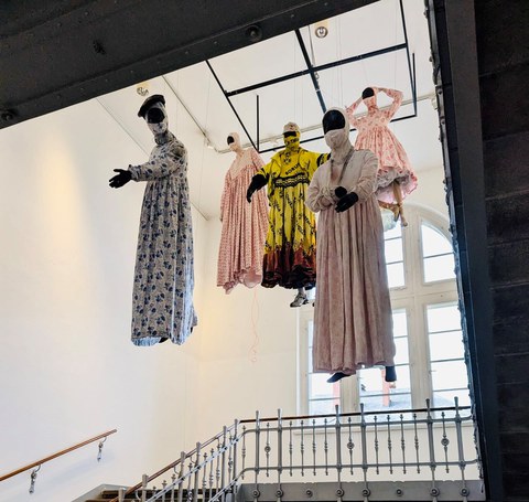 Blick in die Ausstellung "S+T+ARTS Ec(h)o Showing" mit Figurengruppe aus "Die Walküre" von Theda Nilsson-Eicke