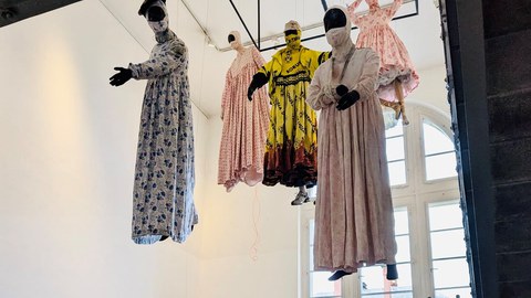 Blick in die Ausstellung "S+T+ARTS Ec(h)o Showing" mit Figurengruppe aus "Die Walküre" von Theda Nilsson-Eicke