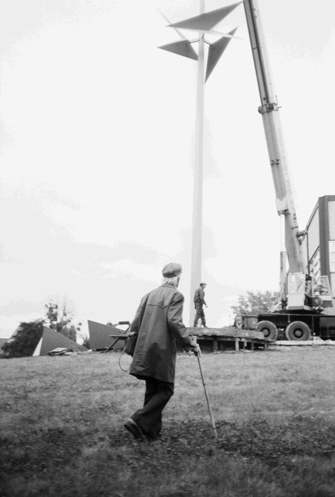 Klaus Dennhardt, Aufbau „Mast mit zwei Faltungszonen“ von Hermann Glöckner (1982); Kunstbesitz der Kustodie der TU Dresden