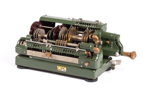 Schnittmodell Sprossenradmaschine, Triumphator CRN 1, VEB Triumphator-Werk Rechenmaschinenfabrik Mölkau, um 1950: Das Modell diente unter N. J. Lehmann der Vermittlung der Prinzipien dieses Typs mechanischer Rechenmaschinen.