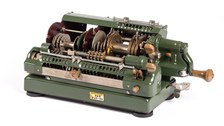 Schnittmodell Sprossenradmaschine, Triumphator CRN 1, VEB Triumphator-Werk Rechenmaschinenfabrik Mölkau, um 1950: Das Modell diente unter N. J. Lehmann der Vermittlung der Prinzipien dieses Typs mechanischer Rechenmaschinen.