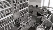 Der Rechenautomat D 1, vorn das Bedienpult, hinten die Röhrenschränke, 1956 