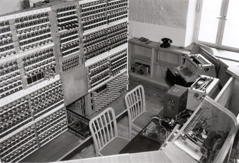 Der Rechenautomat D 1, vorn das Bedienpult, hinten die Röhrenschränke, 1956 