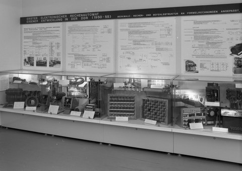 Präsentation der Sammlung Rechenmaschinen im Willers-Bau der TU Dresden, 1980er Jahre 