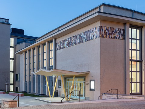 Kurt Wünsche und Harry Schulze: Zur Elektrotechnik, 1964; Silikatkeramikplatten; ca. 100 × 800 cm; Eingang Schönfeld-Hörsaal, Ecke Nöthnitzer Straße/Georg-Schumann-Straße; Kunstbesitz der Kustodie der TU Dresden