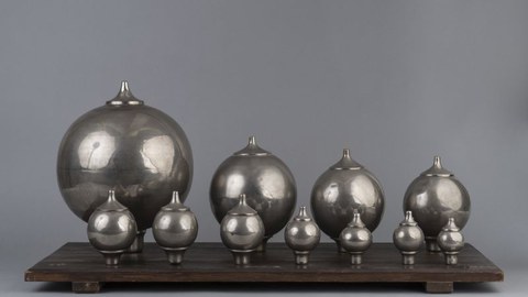 Kugelresonatoren-Reihe nach Helmholtz, Leppin & Masche, Berlin 1913 (TU Dresden, Historisch Akustisch-Phonetische Sammlung)