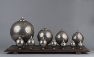 Kugelresonatoren-Reihe nach Helmholtz, Leppin & Masche, Berlin 1913 (TU Dresden, Historisch Akustisch-Phonetische Sammlung)