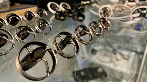 Ein Blick in die Vitrine der Herzklappensammlung