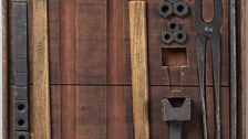 Tableau Handschmieden mit Muttern