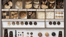Tableau Steinnüsse und deren Verarbeitung zu Knöpfen