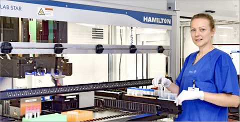 MTA der DILB befüllt Racks für die Pippetierrobotik der BioBank Dresden