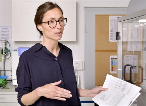 Dr. Heidi Altmann erklärend für die BioBank Dresden