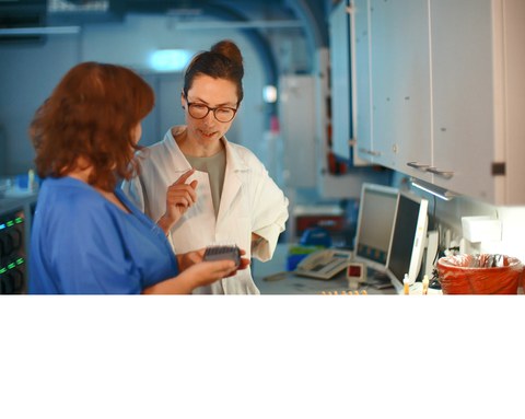 Dr. Heidi Altmann erklärt Mitarbeiterin der BioBank Dresden etwas 
