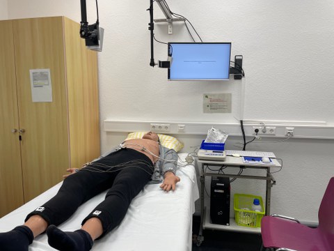 Setup für sensorbasiertes Feedback zur Selbstlerneinheit Anlage eines 12-Kanal-EKG