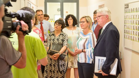Prof Christian Hannig, Direktor Poliklinik für Zahnerhaltung mit Bereich Kinderzahnheilkunde, Prof. Maria Eberlein-Gonska, Leiterin des Zentralbereichs Qualitäts- und Medizinisches Risikomanagement, Birgit Banzhaf, Leiterin CarusAkademie, Barbara Klepsch, Sächsische Staatsministerin für Soziales und Verbraucherschutz, Prof. Heinz Reichmann, Dekan der Medizinischen Fakultät Carl Gustav Carus Dresden im MITZ, Foto: Medizinische Fakultät/Stephan Wiegand