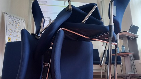 Stühle gestapelt 