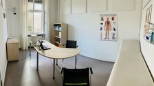 Trainingsraum eingerichtet wie Sprechzimmer in Arztpraxis
