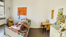 Trainingsraum eingerichtet wie Krankenhauszimmer