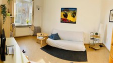 Trainingsraum eingerichtet wie Wohnzimmer für ein häusliches Setting