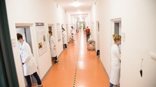 Medizinstudierende des 10. FS während der OSCE-Prüfung im MITZ
