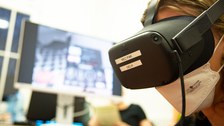 Neues Kursangebot im MITZ: Studierender trainiert mit mit VR-Brille eine Leichenschau