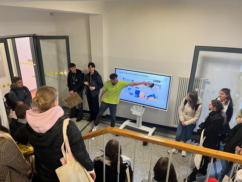 Gruppe von Studierenden wird von Tutor des MITZ empfangen und in das MITZ eingeführt
