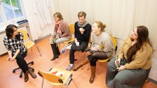 5 Personen im Gespräch miteinander