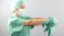 Person in OP Kleidung beim Umziehen